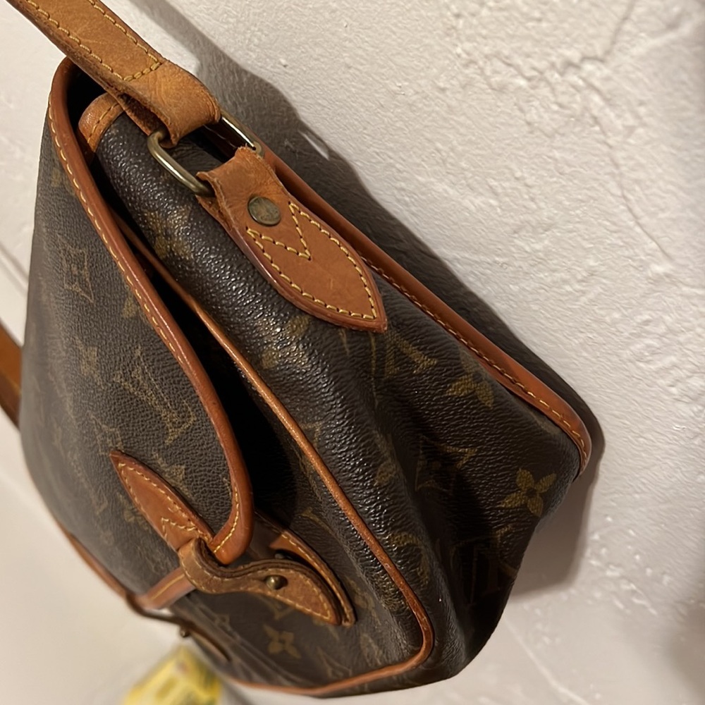 AUTHENTICATED Louis Vuitton Crossbody Bag Purse - Picture 4 of 17